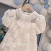 Flickans klänningar Girls Dress Summer 2023 Ny Princess Flower Girls Dress Summer Fashion Lace Ruched Peter Pan Collar Kids för Girls AA230531