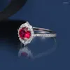 Anelli a grappolo Anello nuziale di lusso con rubino rosso 1.3 per donna Anello in argento sterling massiccio 925 con diamante artificiale Proporre gioielli regalo
