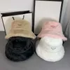 Marka mody projektant wiadra czapki mężczyźni i kobiety jesień i zimowy pluszowy stały kolor ciepły metalowy trójkąt czapka 2024