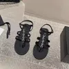 디자이너 클래식 모조 다이아몬드 체인 단색 샌들 여름 새로운 가죽 평평한 바닥 로마 클립 발가락 캐주얼 여성 공장 신발