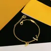 Fadeless Braccialetti con ciondoli Designer Placcato in oro 18k Lusso v Lettera Moda Donna Amore Bracciali in acciaio inossidabile Regalo di gioielli per feste di nozze