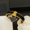 Luxury Brand Designer Bangle Fashion Punk Svart och vita öppna armband Triangel Gilded Silver Label Ladies Armband Classic Accessories