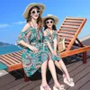 Familjmatchande kläder Familj Matchande kläder Summer Beach Mother Daughter Floral Dresses Dad Son Cotton T-shirt Shorts Par Outfit Seaside 230621