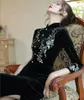 Ethnische Kleidung Sexy Blumenstickerei Sieben Punkte Ärmel Schwarz Velours Qipao Stehkragen Gold Samt Cheongsam Chinesisches Frauenkleid