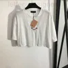 Kadın T-Shirt Tasarımcısı 23SS Bayan Kadın Giyim Tee Yuvarlak Boyun Saf Pamuklu Aşk İşlemeli İçi Boş Demir Matkap Kısa Kollu T-Shirt Top Yüksek Kalite