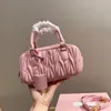 Bolsa de boliche feminina Bolsa de ombro Bolsa de ombro Bolsa de travesseiro Bolsas de mão de couro plissado Bolsa tiracolo Bolsa transversal com trava de chave Ferragens douradas Clássico Carta removível Bolsa com alça