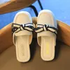 Sandali per ragazze 2023 Bambini Eleganti Calzature moda Ragazze Sandali piatti con fiocco Bambini Principessa Scarpe in pelle con suola morbida L230518