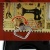 Nyhetsartiklar Hoomin Christmas Year Födelsedagspresenter Mini Sewing Machine Style Music Box Hand Crank Vintage Music Boxes Jewelry Box 230621