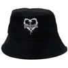 Cappelli a tesa larga Bucket Bic a Hat KAROL G Cappello da pescatore a cuore ricamato uomo e donna Reggaeton Fan Gift 230621