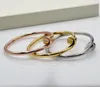 Bracciale per unghie in oro rosa 18 carati Bracciale personalizzato con apertura Bracciale classico in acciaio al titanio alla moda, apertura regolabile, adatto per le donne