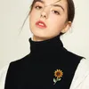 Pins Brooches HUANZHI Elegant Vintage Metal Plant Flowers Daisy Brooch for Women And Man Collar Accessories Couple Jewelry Gifts 230621