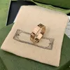 Pierścienia męskie projektant mody Tytan stalowy grawerowany wzór liter projektant pierścionka zaręczynowy Rozmiar 5-11 Pierścienie dla kobiet hurtowych