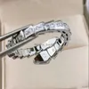 a Desingers Anillo Hombres y mujeres Ancho y versión estrecha Lujos Anillos abiertos Fácil de deformar Lady Silver Snake Plateado Hueso claro Patrón de diamante completo Pareja Nice A SS