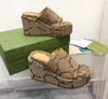 2023 Designer Sandaal Vrouwen Mannen Rubber Lederen Glijsandaal Jurk Schoen Wiggen Sandaal Strand Slippers Luxe Zomer Platform SlideThick Bodem Maat 35-45 Met Zak