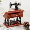 Dekorativa föremål Figurer Vintage Mini Sewing Machine Music Box European Vintage Classic Pedal Sewing Machine Music Box Home Decoration Birthday Present 230621