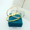 Commercio all'ingrosso Fashion H Home Bracciali negozio online Gioielli in acciaio al titanio Lettera White Shell Bracciale Donna Versatile Fine Edition con confezione regalo