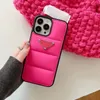 Designerski zima bawełniana kurtka w dół obudowy telefoniczne dla Apple iPhone 15 Plus 13 12 11 Pro Max Luksusowy PU skórzany mobilny komórka z tyłu okładki powłoki Fundas COQUE White