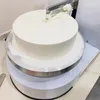 Volautomatische elektronische cakekoekjescrème die elektrische cakecrème decoratie elektronische coatingmachine vult