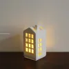 Dekorativa föremål Figurer Skandinavisk stil Small House Candle Holder Ceramic Hollowed Out Architectural Wax Holder Pure White Home Accessories Lamp 230621