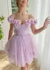 Süßes hellviolettes, kurzes Ballkleid, Mini-Cocktail-Kleid mit Blumenapplikationen und Schnürung am Rücken