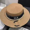 Mody słomy lato Summer Water Pearl Letter Znak Big Brim Flat Top Hat Seaside Beach Sun Hats Hurt
