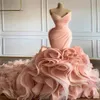 赤面ピンクのマーメイドウェディングドレス贅沢なフリルvネックスリーベルズプリーツレースカスタムメイドチャペルブライダルガウンデヴィア285S