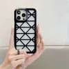 Luxe Hollow Out Vogue Telefoonhoes voor iPhone 14 13 12 11 Pro Max Duurzaam Slank Stijlvol Volledig beschermend Zachte bumper Geometrische print Leer Warmteafvoer Achterkant