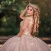 Rosa lyxiga blanka bollklänningar quinceanera klänningar 2024 paljetter pärlor crittal applikation vestidos de 15 anos födelsedag snörning