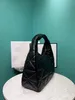 Le nouveau sac à main pour femme est en peau de mouton et présente un toucher ultra doux. Il est cousu à la main avec un motif triangulaire tridimensionnel unique