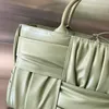 2023 Nya kvinnors handväska avancerad kvalitet Crossbody Bag Cowhide axelväska vikar små detaljer väska