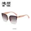 8A kvalitetsdesigner H Hem Solglasögon till försäljning Ny modetrendsolglasögon Personlig fjärilsram Fan Wanghong Show Glasögon med presentförpackning