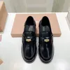 Tasarımcı Bayan Loafer'lar Derby Elbise Ayakkabıları Buzağı Derisi Kadın Monolith Çikolata Katı Bakır Parlak Deri Loafer'lar Siyah Sneakers Boyut 35-40