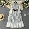 Casual Dresses Summer Summer New Women Mid-Längd White Lace Stitching Brodery Dress High midje rund hals långärmad a-line klänning Elegant Vestido 2023