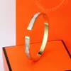 Designer Seashell smal armband titanstål Kvinnor Charm Armband Fashion Classic 18K Rose Gold Silver Jewelry Accessories Armband