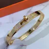 8A Personas de diseñador de calidad H Home For Sale V Gold Chaped Mijin Botón Half Diamond Bracelet K Rotario ROTARIO 18K ABIERTA ABIERTA CON LA CAJA DE REGAJO FNCH