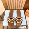 Pantoufles de designer triangle sandales standard tissées à talons épais dames une sandales sandales à tête carrée chaussures à talons hauts à fond large avec taille de boîte 35-41