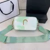 Bolsas de mensageiro femininas de verão 23SS novas com textura Bolsa quadrada pequena Moda Bolsa de ombro única versátil Painel duplo Cor contrastante Bolsa tiracolo para câmera