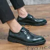 2022 New Mens Bullock Shoes Mixed Color Carved Suit Dress Shoes Classic Men Lace Up Brogue Business Oxford Shoes Zapatos Hombre