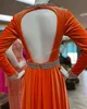 Arabia saudyjska aksamitna formalna sukienka wydarzenia 2024 Długie rękawy Dopasowane luksusowe kryształowe głębokie widok na nutk pomarańczowy