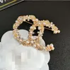 Moda 18K chapado en oro letras broches mujeres marca de lujo diseñador broche cristal perla broche fiesta amor regalo joyería accesorios 20 estilo