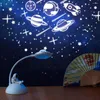 Tafellampen 2023 Bureaulamp Student Slaapkamer LED Oogbescherming Pen Projector Leren Astronaut Lezen Houder G5Q9