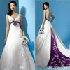 Vita och lila bröllopsklänningar Empire Midja V Neckpärlor Applices Satin Bridal Gowns Sweep Train Plus Size A Line Wedding Dress275q