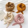 Bufandas 90 90 cm Mujeres bufanda de seda plisada Color sólido Pequeño cuello cuadrado Hijab Cabello Diseñador de pañuelo Femenino Falda Bandana