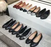 2023 Tasarımcı Womendress Sıradan Ayakkabı Bahar Sonbahar% 100 Cowhide Mektup Yay Bale Dans Ayakkabı Moda Kadınlar Siyah Düz Tekne Ayakkabı Lady Deri Çürüt