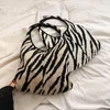 Akşam çantaları zebra desen örgü kadın çanta vintage omuz eko Koreli alışveriş tığ işi ip örgü çantalar günlük askı kesesi