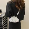 イブニングバッグシンプルなショルダーバッグメタルクリップバックル女性クロスボディシェルシェイプ小さな革のプリーツクラウドレディレディー財布旅行デートのため