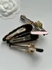 Barrettes 2024 Moda Chain Chain Clips Metal C Sign Camellia Pearl Hairpin, incluindo cartas de jóias de cabelo