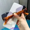 Роскошный дизайнер H Sun Eyeglasses Солнцезащитные очки Интернет -магазин беспрепятственный два цветового градиента Высокий женский модель модели для вождения солнцезащитные очки с подарочной коробкой