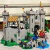 W magazynie 10305 Lion King Knights Medieval Castle Model Building Builds Zespół Cegły ustawiają zabawki dla dzieci Prezenty zabawkowe Święta Bożego Narodzenia