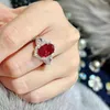Anillos de racimo Charm Ruby Diamond Ring 925 Sterling Silver Compromiso Wedding Band para mujeres Nupcial Promise Party Jewelry Gift